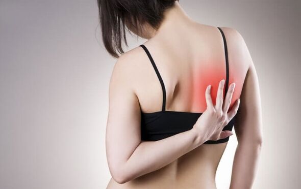 Dorsago, kas pavada krūšu kurvja osteohondrozi, izpaužas kā asas sāpes kustībā
