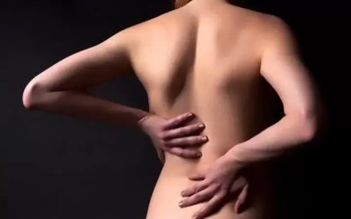 Osteohondrozes gadījumā muguru var berzēt ar tradicionālo sasilšanas līdzekli.